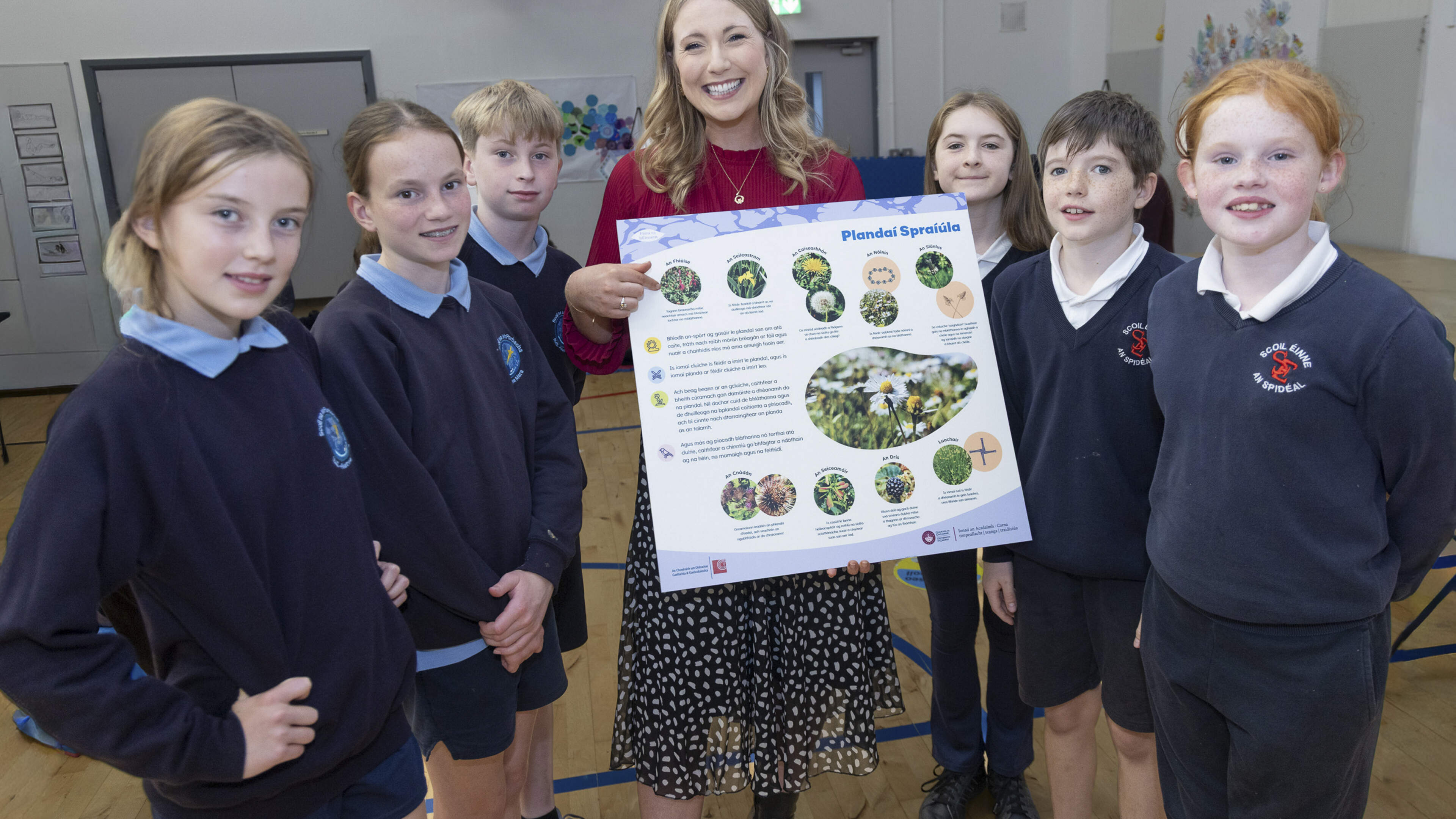 Painéil Flora na hÉireann seolta ag Aedín agus daltaí